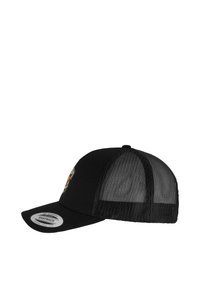 Șapcă neagră tip snapback cu un panou frontal solid și spate din plasă. Prezintă un logo brodat pe față și o vizieră curbată.