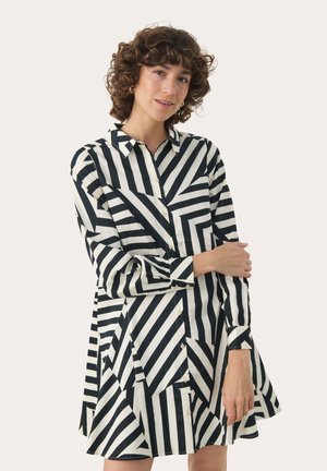 Vestito a camicia a strisce in crema e nero, con maniche lunghe, chiusura con bottoni e orlo svasato con un motivo geometrico.