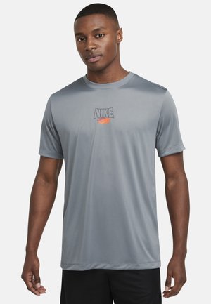 Nike Sportswear, NIKE SPORTSWEAR T-SHIRT DRI-FIT - Print T-shirt - grau