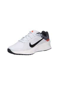 Zapatilla deportiva blanca con parte superior de malla, detalles negros, un prominente logotipo de swoosh negro y un detalle naranja en el talón. Suela negra texturizada.