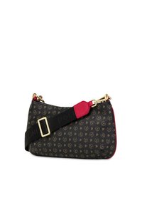 Borsa nera con pattern in logo dorato, dettagli in pelle rossa e tracolla regolabile. Presenta accessori in oro e una tracolla impresso con logo.