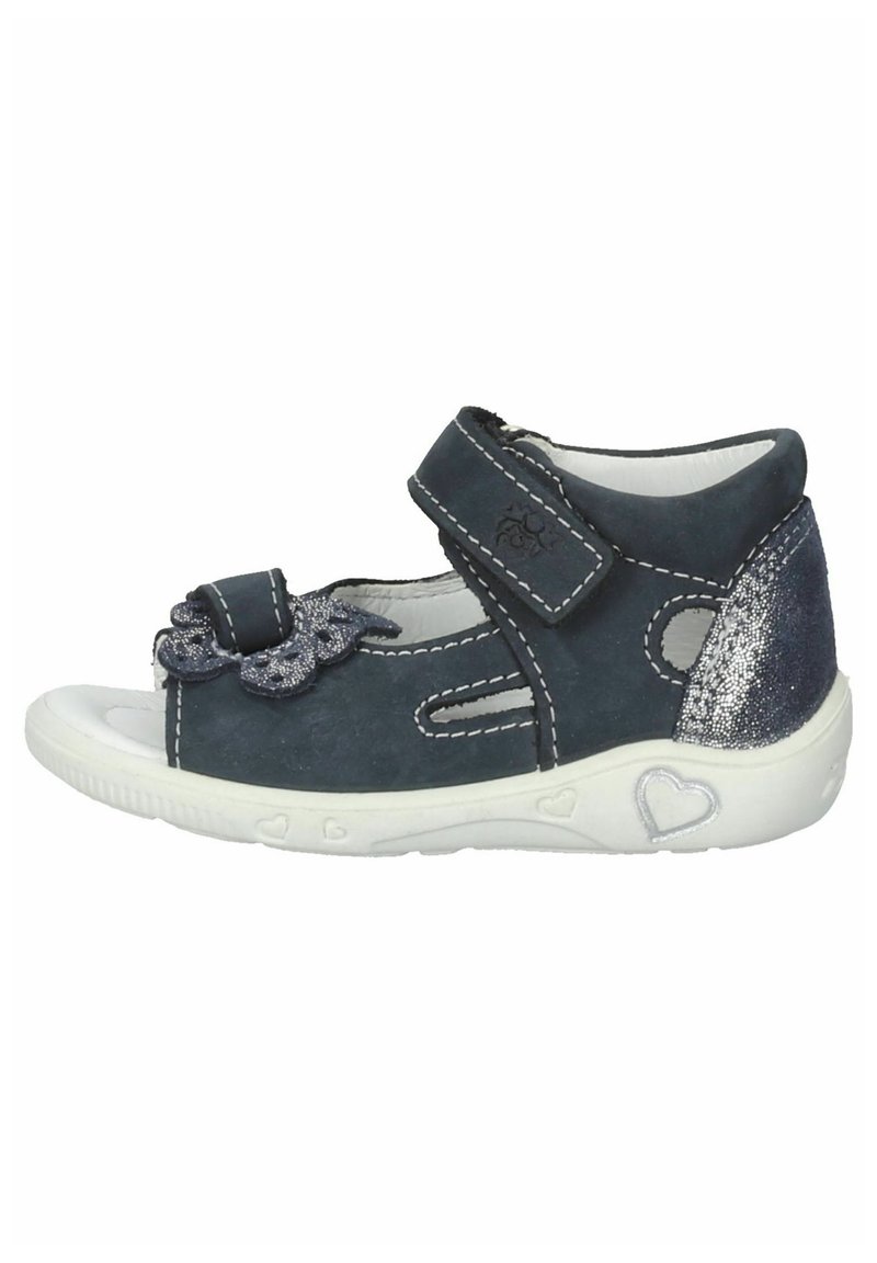 Sandalo in pelle blu navy con una fascia decorativa a forma di scallop, chiusura in Velcro, lati aperti e suola in gomma bianca con motivi a forma di cuore.