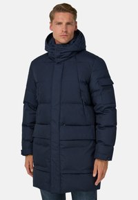 Tmavě modrá péřová bunda s vysokým límcem, zapínáním na knoflíky, několika kapsami a prošívaným vzorem, navržená pro teplo a pohodlí.