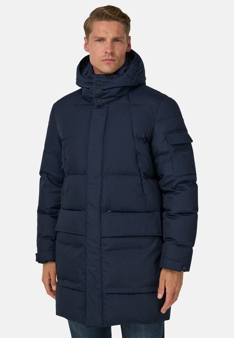 Tmavě modrá péřová bunda s vysokým límcem, zapínáním na knoflíky, několika kapsami a prošívaným vzorem, navržená pro teplo a pohodlí.