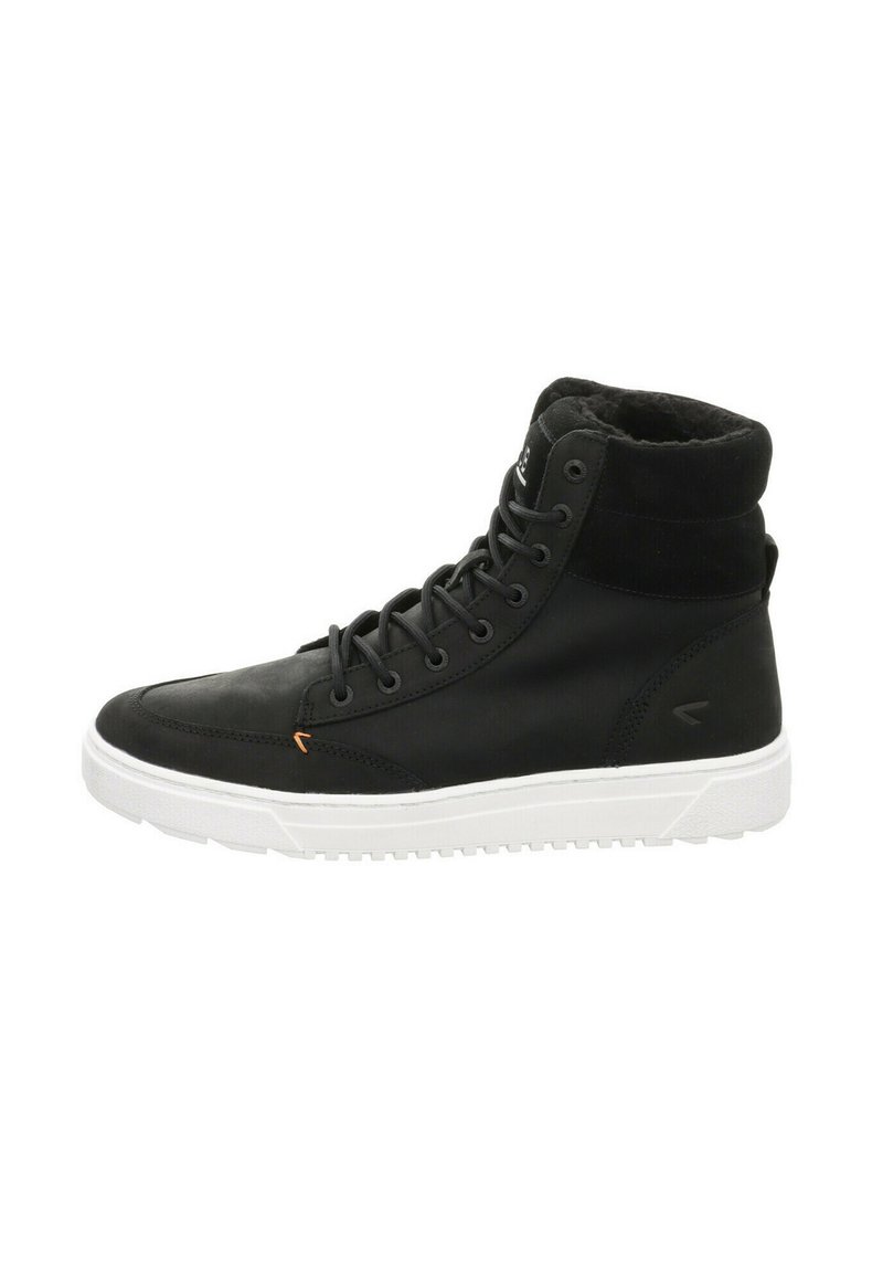 Zwarte hoge sneakers met een combinatie van soepel leer en suède, witte rubberen zool, ronde neus en oranje accenten bij de veters.