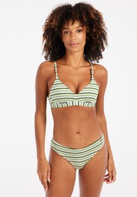 Set bikini a righe composto da un reggiseno triangolare con spalline regolabili e un perizoma a vita bassa coordinato, nei colori verde, giallo e nero.