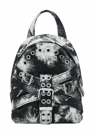 Petit sac à dos en tissu marbré noir et blanc avec œillets argentés, boucles, poche zippée et une poignée supérieure.