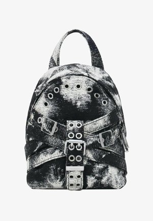 Petit sac à dos en tissu marbré noir et blanc avec œillets argentés, boucles, poche zippée et une poignée supérieure.