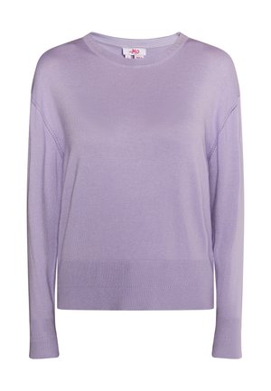 Lys lilla langærmet sweater i blødt strikket materiale. Har en rund halsudskæring, ribbede manchetter og en lige kant med stikninger.
