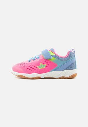 Chaussure de sport pour enfant avec devant en mesh rose, accents bleus et verts, lacets bleu clair, une bride Velcro et une semelle en gomme.