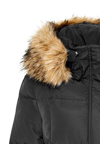 Veste matelassée noire avec capuche amovible ornée d'une fausse fourrure beige ; texture matelassée avec fermeture à cordon élastique pour un ajustement confortable.