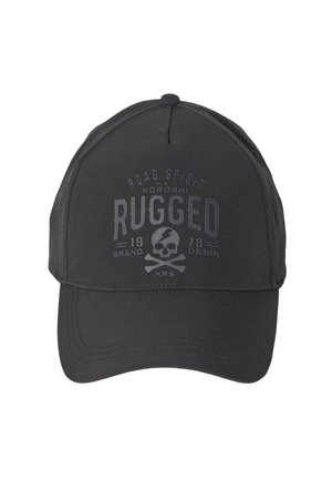 Gorra negra de béisbol con el texto "RUGGED", una calavera y tibias cruzadas, y texto adicional "Road Spirit", "Koroshi", "1978 Brand Denim" en el panel frontal.