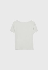 Kortärmad, ljusgrå t-shirt gjord av mjuk bomull; har en rund halsringning och en avslappnad passform, med en enkel baksida.