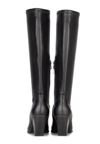 Botas de cuero negras hasta la rodilla con una textura suave, cremalleras laterales y un tacón ancho. Detalles de costura corren verticalmente a lo largo de la parte posterior.