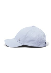 Lys blå baseballcaps laget av bomull. Har en buet skygge, seks paneldesign og en liten brodert logo foran.