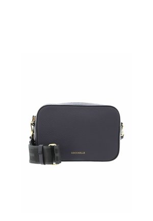 Sac bandoulière rectangulaire en cuir noir avec large sangle ajustable et ferrures dorées, nom de la marque "Coccinelle" en lettres dorées.