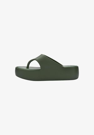 Sandal con plataforma de color verde oliva, con una amplia correa superior y un separador de dedos, diseñado para uso casual.