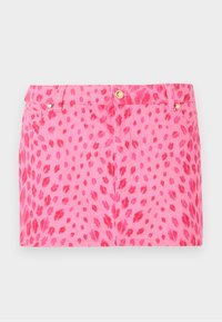 Mini-jupe en denim rose avec imprimé léopard rouge, bouton doré et détails rivetés, avec poches avant et passants de ceinture.