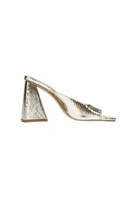Talons aiguilles à brides arrière en or métallisé avec un motif de cuir de serpent texturé, présentant un talon bloc triangulaire distinct et un design ouvert à l'avant.