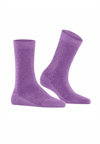 Lila Knöchelsocken mit einem strukturierten Honigwabenmuster, glatten Rippenbündchen sowie verstärkten Zehen- und Fersenbereichen.
