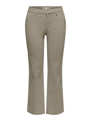 Pantalon beige à jambe droite avec passants pour ceinture, poches latérales, fermeture à boutons et un petit détail en métal près de la poche droite.