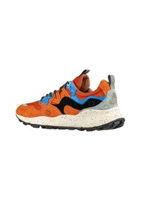 Sneaker multicolore con una combinazione di suede arancione, accenti blu, elementi di design neri e una suola bianca maculata.