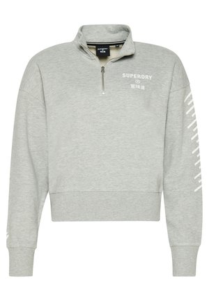 Sweat-shirt gris clair à fermeture quart-de-zipp avec le logo "SUPERDRY" et un texte japonais sur la poitrine, ainsi que des bandes diagonales blanches sur la manche droite.