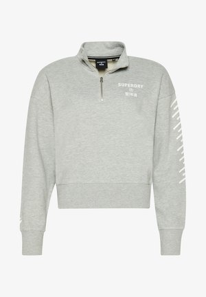 Sweat-shirt gris clair à fermeture quart-de-zipp avec le logo "SUPERDRY" et un texte japonais sur la poitrine, ainsi que des bandes diagonales blanches sur la manche droite.