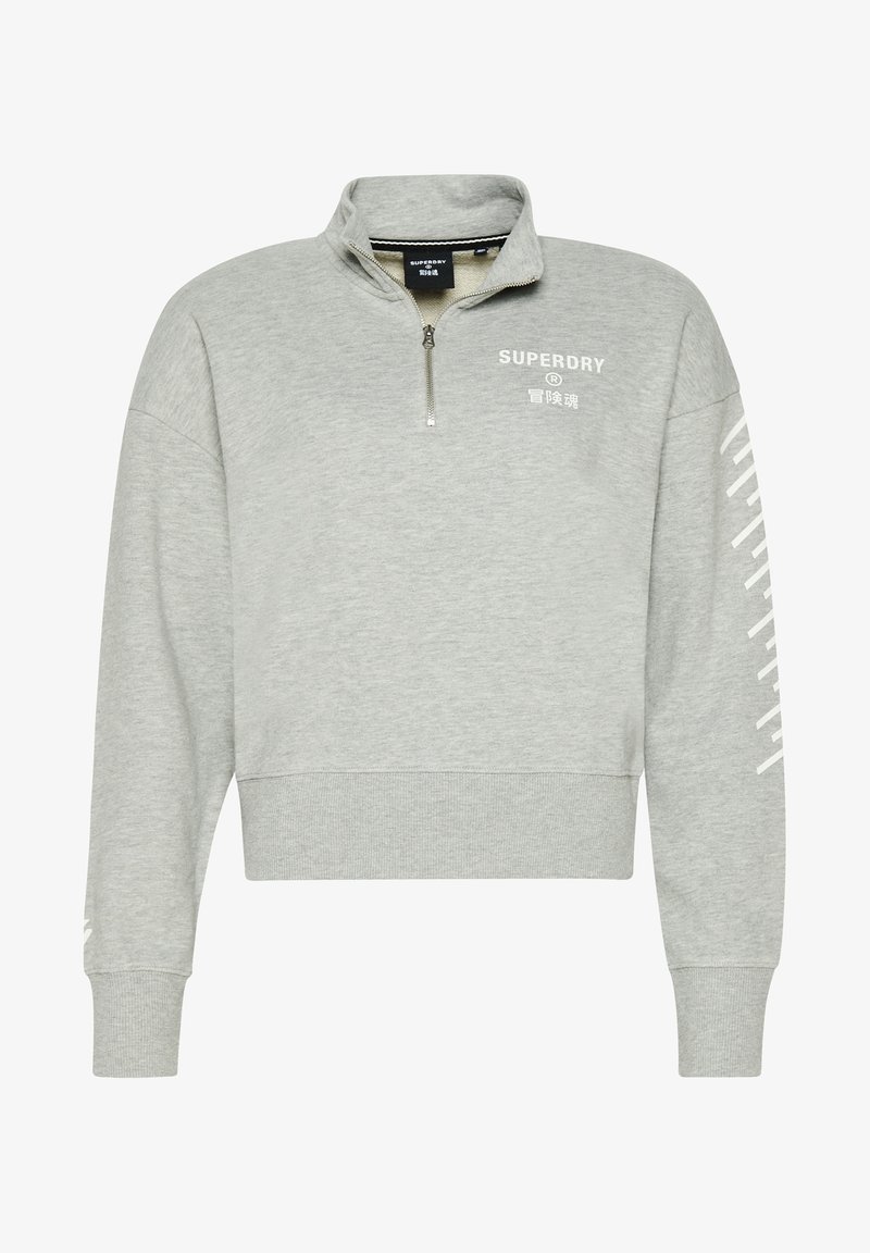 Sweat-shirt gris clair à fermeture quart-de-zipp avec le logo "SUPERDRY" et un texte japonais sur la poitrine, ainsi que des bandes diagonales blanches sur la manche droite.