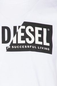 Balta kokvilnas T-krekls ar diagonālu melnu grafisku apdruku, kurā ir uzraksts "DIESEL" un "FOR SUCCESSFUL LIVING" treknā tipogrāfijā.