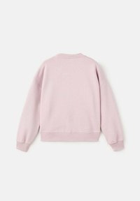 Felpa a maniche lunghe rosa pallido con collo a giro e polsini e vita a coste, mostrata da dietro su uno sfondo bianco.