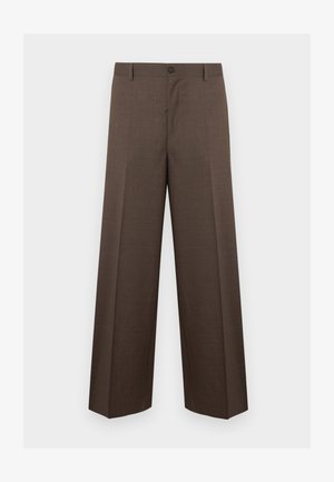 Pantaloni marroni a gamba larga, sartoriali, con passanti per cintura e chiusura con bottone, mostrati distesi su uno sfondo bianco.