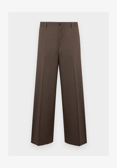 Καφέ φαρδιά παντελόνια με ραφή, με θηλιές για ζώνη και κούμπωμα με κουμπί, απλωμένα σε λευκό φόντο.