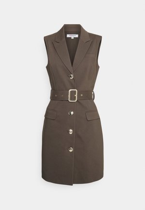 Hihaton ruskea bleiserimekko kauluskäänteellä, neljällä metallisella napilla, kahdella läppätaskulla ja siihen sopivalla vyöllä, jossa on neliönmuotoinen solki.