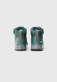 Grüne wasserdichte Wanderschuhe mit einer strukturierten Oberseite, grauen Akzenten und einer Schlaufe hinten für einfaches Anziehen. Robuste Gummisohlen.