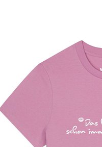 Rosa Baumwoll-T-Shirt mit kurzen Ärmeln, Rundhalsausschnitt und weißem Text auf der Vorderseite, mit einer glatten Textur.