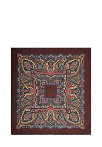 Czerwony dywan dekoracyjny z misternymi, wielokolorowymi wzorami ze spiralami i motywami kwiatowymi na ciemnym tle, w kształcie kwadratu i o miękkiej teksturze.