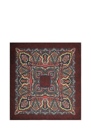 Czerwony dywan dekoracyjny z misternymi, wielokolorowymi wzorami ze spiralami i motywami kwiatowymi na ciemnym tle, w kształcie kwadratu i o miękkiej teksturze.