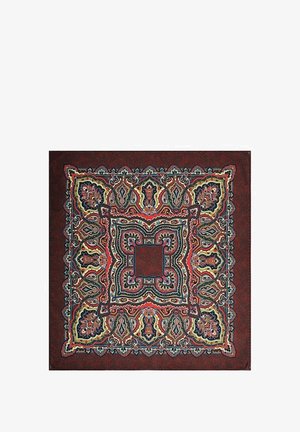 Czerwony dywan dekoracyjny z misternymi, wielokolorowymi wzorami ze spiralami i motywami kwiatowymi na ciemnym tle, w kształcie kwadratu i o miękkiej teksturze.