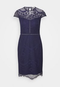 Tmavě modré krajkové šaty s průsvitným vzorovaným vrchním dílem a krátkými rukávy. Mají přiléhavý střih a krajkový lem s vroubkováním. Detail na zádech s průstřihy.