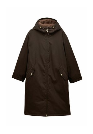Dunkelbrauner, langer Parka mit Kapuze, Frontreißverschluss, seitlichen Klappen Taschen mit Knöpfen und einem flauschigen Innenfutter, das in der Kapuze sichtbar ist.