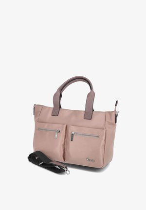 Hellrosa Handtasche mit zwei vorderen Reißverschlusstaschen, dunklen Griffen und einem abnehmbaren schwarzen Schulterriemen vorne platziert.