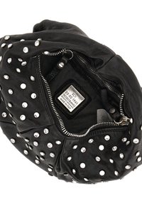Borsa in pelle nera con decorazioni in argento, chiusura con zip e foderatura interna liscia. Presenta l'etichetta del marchio all'interno.