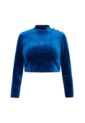 Crop top din catifea albastră cu mâneci lungi, guler înalt și butoane decorative pe un umăr. Are o textură moale și un luciu subtil.