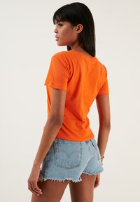 LELA Trükipildiga T-särk - orange