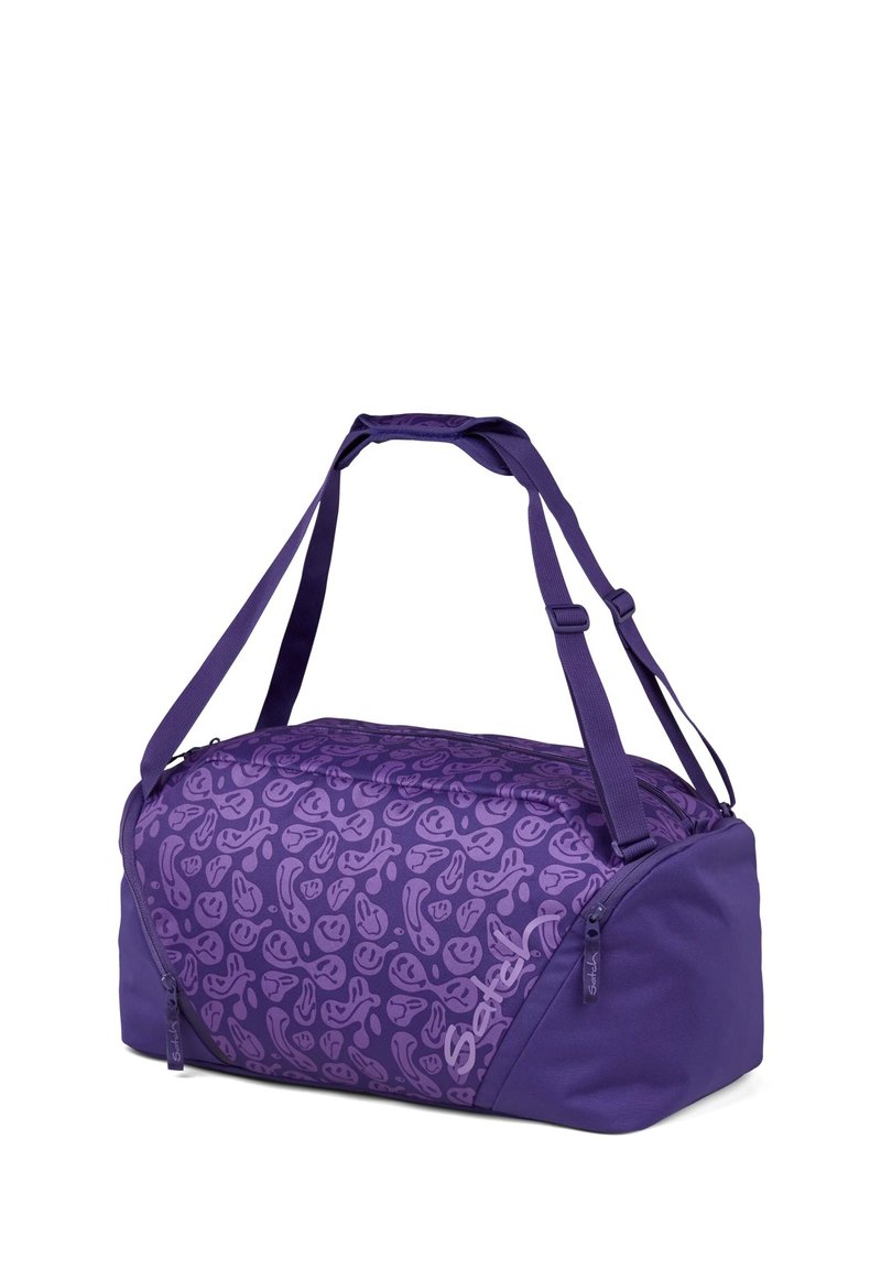 Lila Sporttasche mit einem gemusterten Design, aus glattem Stoff, mit zwei Handgriffen und Reißverschluss. Akzentuiert mit helleren lila Details.