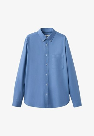 Modrá košeľa s dlhým rukávom na gombíky, golierom na zapínanie na gombíky a jedným náprsným vreckom na bielom pozadí.