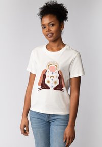 Weißes Baumwoll-T-Shirt mit einem grafischen Design von zwei stilisierten Figuren mit langen Haaren, umgeben von Sternen und einem Sonnenstrahl. Kurze Ärmel, runder Ausschnitt.