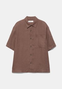 Chemise marron à manches courtes avec boutons, col et poche poitrine, posée à plat sur un fond blanc.