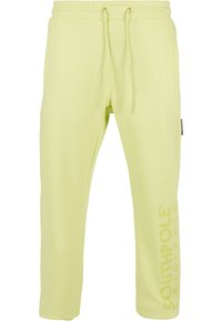 Pantaloni de trening galbeni deschiși, cu talie elastică și șnur. Prezintă buzunare laterale și inscripția "SOUTHPOLE ORIGINALS" imprimată într-o culoare contrastantă.